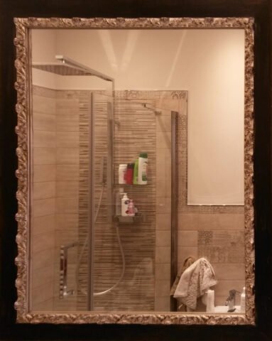 Specchiera nera con bordo argentato invecchiato Specchiera nera con bordo argentato invecchiato