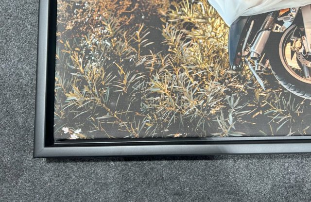 Foto su tela con Cornice a cassetta americana nera